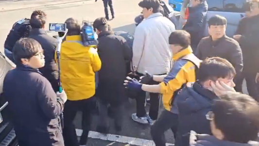 Imágenes sensibles: así fue el violento atentado contra el líder opositor coreano