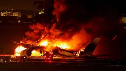 Así fue el caos a bordo tras incendiarse un avión en Japón