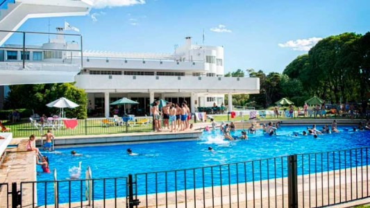 Murió el nene que habían rescatado en la pileta del Jockey Club: investigan si quedó trabado en el filtro