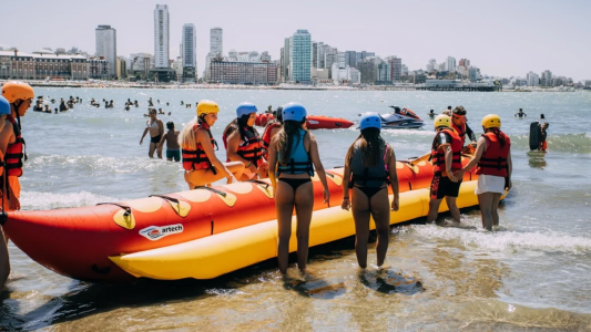Verano 2024: pasear en la banana en Mar del Plata para una familia es más caro que alquilar un departamento