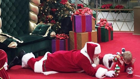 Navidad tierna: el Papá Noel que se acuesta en el suelo para saludar a un nene autista