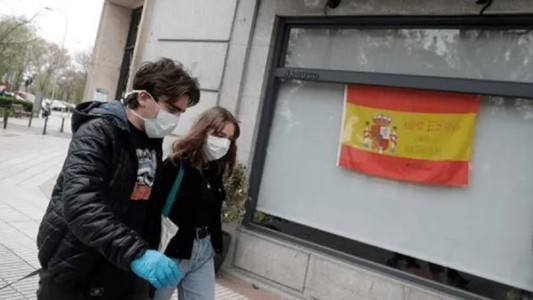 Ante un brote de virus invernales, España decretó el uso obligatorio de barbijos en hospitales
