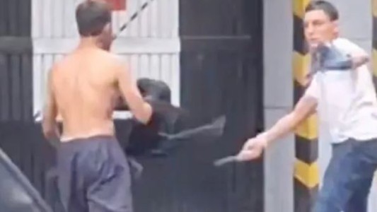 Video: dos hombres se enfrentaron a cuchillazos en las calles de Constitución