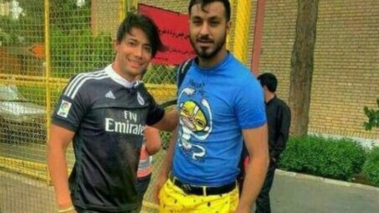 Suspendieron a un futbolista por aparecer en público con pantalones de Bob Esponja