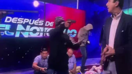 Violencia en Ecuador: hombres armados con fusiles y granadas tomaron un canal de televisión