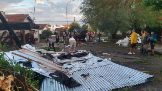 Temporal, destrucción y muerte en Miramar: asisten a los damnificados