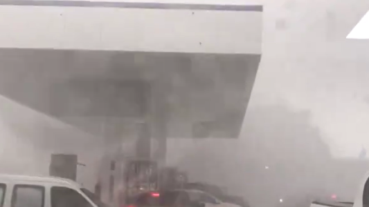 Temporal en Miramar: así se sacudió el techo de una estación de servicio