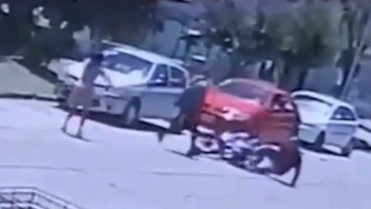 Un ladrón perdió su pierna ortopédica mientras escapaba con su cómplice: vecinos les dieron una paliza