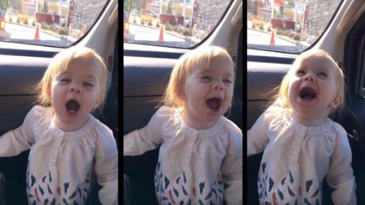 #EsViral Nena de 2 años canta “Hello” de Adele con mucha emoción