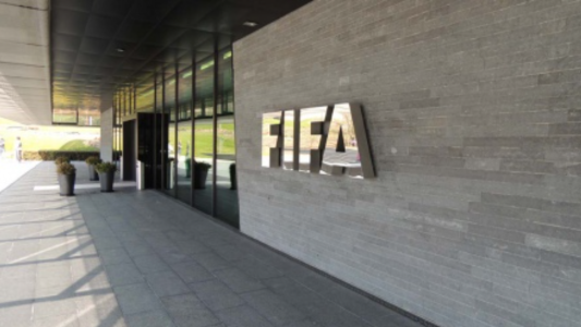 Fifa lanzó una plataforma de información de clubes inhibidos y hay 5 argentinos