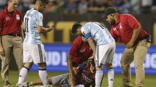 El Kun Agüero le "robó" el celular al fanático que invadió la cancha para abrazar a Messi