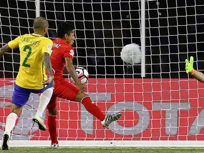 Un polémico gol con la mano de Perú dejó afuera a Brasil