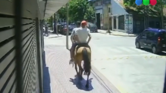 Video: robo a caballo en plena ciudad