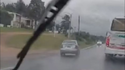 Video: una arriesgada maniobra en la ruta en medio de la lluvia que casi termina en tragedia