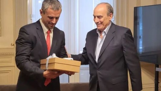 Francos llevó a Diputados una versión corregida de la Ley Ómnibus y se reúne con Martín Menem