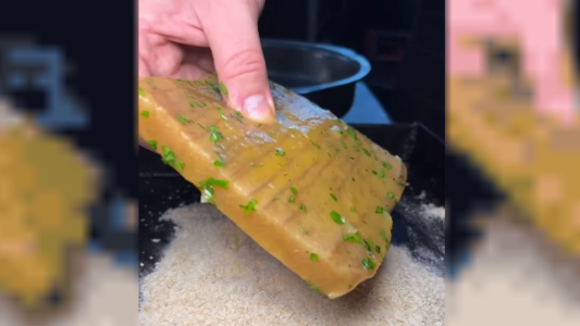 Un influencer gastronómico preparó milanesa de madera