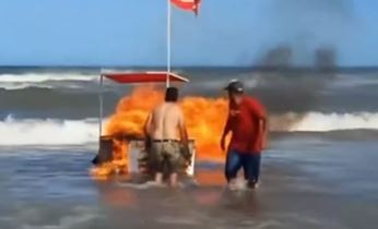 Desesperación en Mar del Plata: un carrito de panchos se prendió fuego en la playa