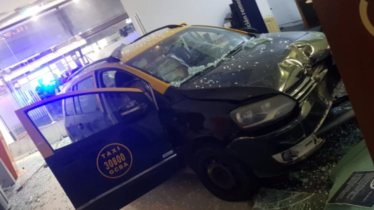 Violento choque en Belgrano: un taxi terminó dentro de un banco