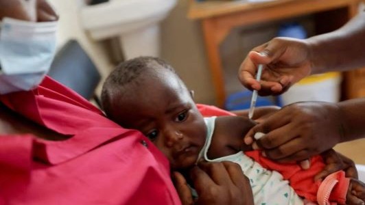 África inició una campaña de vacunación sistemática contra la malaria en un hito mundial