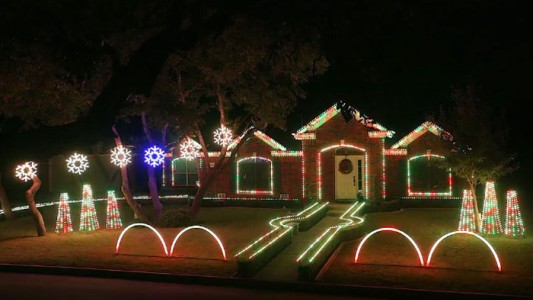 #EsViral Una familia realizó en su casa un espectacular show de luces de Navidad