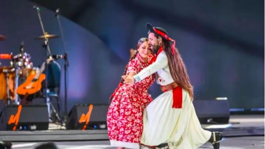 Emocionante noche en Cosquín: un bailarín le propuso casamiento a su novia en el escenario