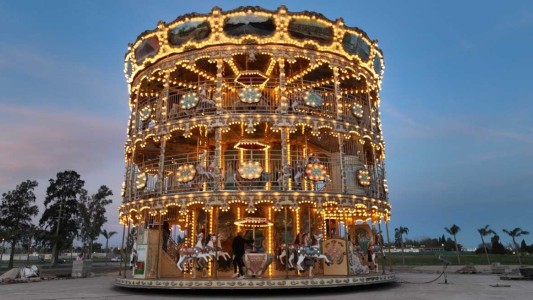 Le pidió matrimonio en el carrusel más grande del mundo