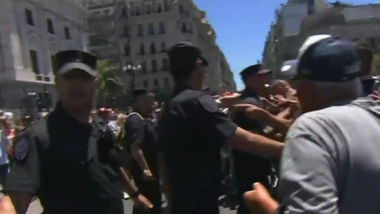 Paro, corte y tensión frente al Congreso: forcejeo entre policías y manifestantes
