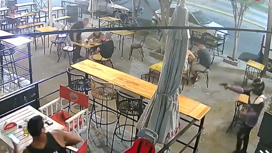 Terror en Rosario: sicario intentó balear a clientes de un bar para pedir beneficios a narcos presos