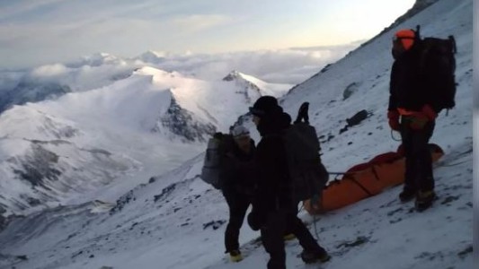 Muerte en las alturas: una turista se descompensó en la cumbre del Aconcagua y falleció