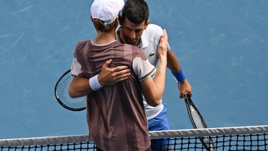 Sinner hizo historia y eliminó a Djokovic del Abierto de Australia: la descomunal racha que le frenó