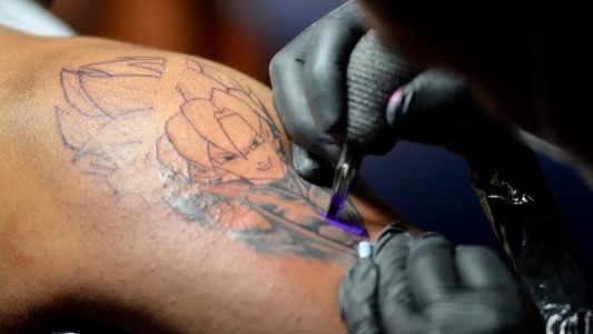 Rosario: un tatuador bajó de un taxi y lo mataron en la puerta de su casa