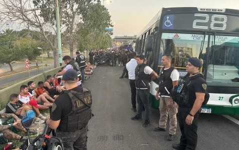 30 barras de River fueron detenidos por incidentes en las inmediaciones del estadio