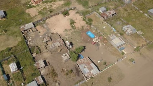 Compró una pileta de fibra para el verano y se la robaron: los ladrones la instalaron en "la toma" de Los Hornos