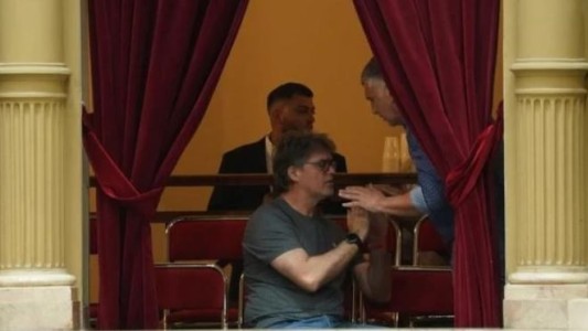 Retiran de uno de los palcos a una persona que insultó a diputados