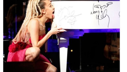 Miley Cyrus pasó su lengua por un piano y luego se vendió por 50 mil dólares en una subasta