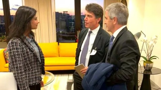 El FMI aseguró que la Argentina levantará el cepo este año, pero advirtió por riesgos políticos y sociales