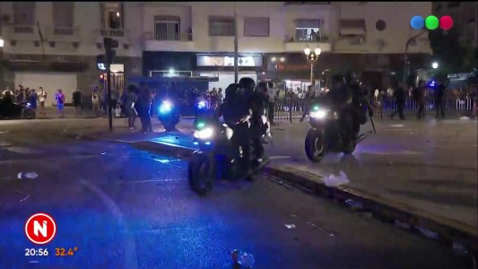 Nuevos incidentes entre militantes y la policía frente al Congreso