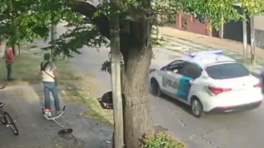 En un tiroteo entre ladrones y policías mataron a un hombre que cortaba el pasto de la vereda