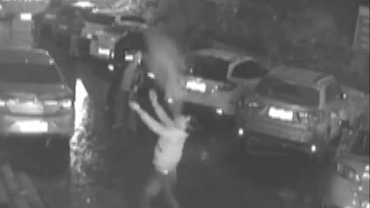 Video: “Atajó” en el aire a una mujer que se tiró de un piso 11