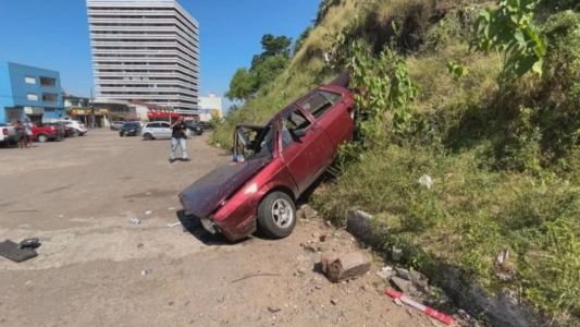 Insólito: un auto desbarrancó en Uruguay y cayó Brasil