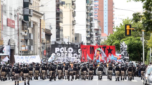 Tensión en los alrededores de Puente Pueyrredón entre piqueteros y Prefectura