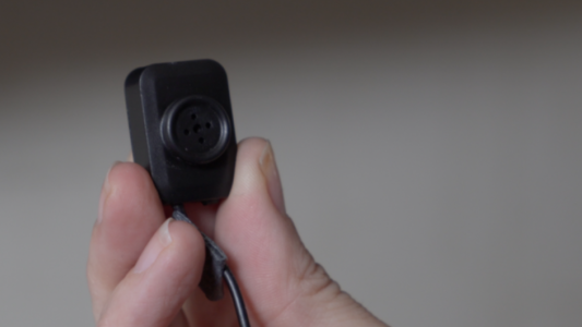 Escondió una cámara en la casa de su ex para espiarla: lo imputaron por causarle daños psicológicos