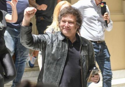 "Estamos a nada de la dolarización", aseguró Milei