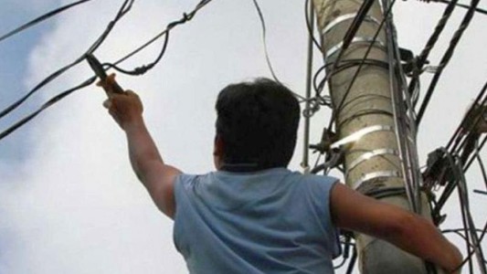 Murió un joven electrocutado al intentar robar cables del alumbrado público en Mendoza