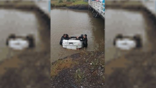 Ruta 11: Un auto se despistó, cayó a un arroyo en General Lavalle y hay cinco muertos