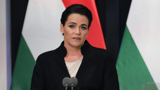 La presidenta de Hungría presentó su dimisión tras polémica por indultar a un implicado en abusos sexuales infantiles