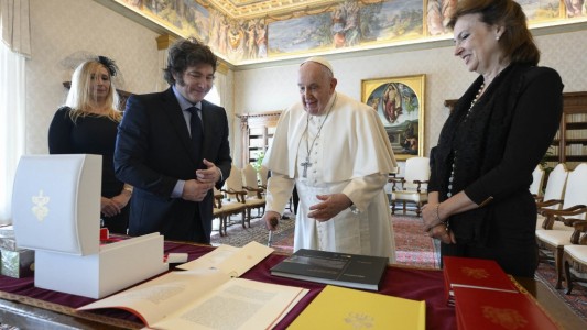El particular regalo de Javier Milei al papa Francisco: una sutil crítica al populismo