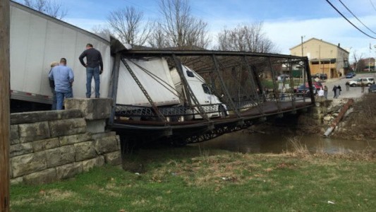 Camionera destruyó un puente histórico
