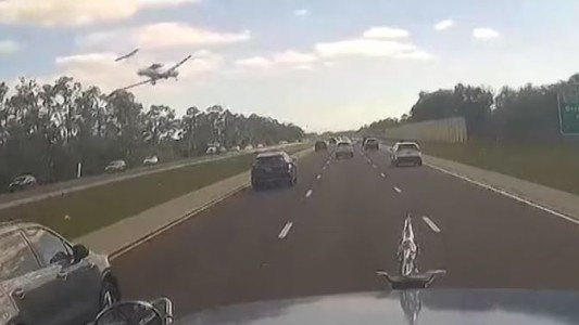 El momento en que un avión privado se estrella contra un vehículo en una autopista de Florida