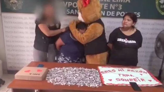 Un policía se disfrazó de osito de peluche para atrapar a una narcotraficante